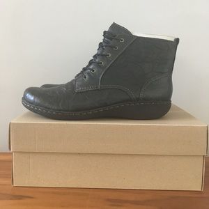 Black Clarks Women Fianna Holly Chukka Boot